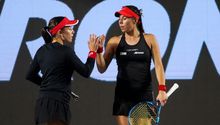WTA Finals: Giuliana Olmos y Sharon Fichman debutaron con derrota ante pareja checa