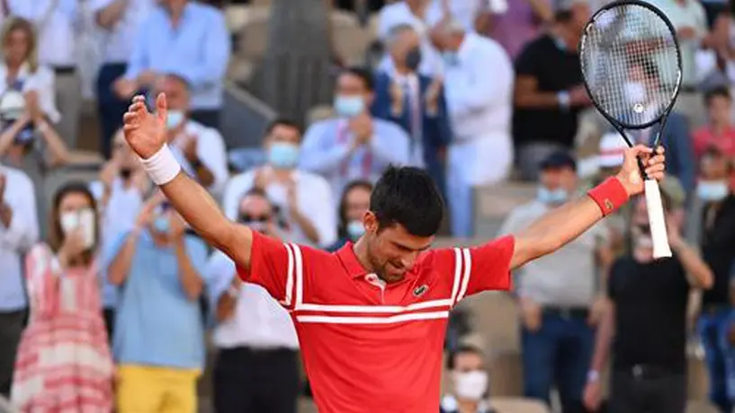 Djokovic regaló raqueta a niño mexicano por su apoyo en la Final de Roland Garros