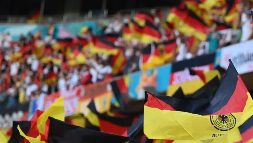 Video: Paracaidista, al borde de la tragedia al entrar al estadio previo al Francia vs Alemania