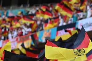 Video: Paracaidista, al borde de la tragedia al entrar al estadio previo al Francia vs Alemania