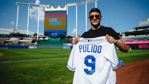 Video: Alan Pulido lanzó la primera bola en partido de Kansas City Royals