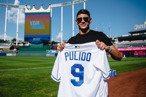 Video: Alan Pulido lanzó la primera bola en partido de Kansas City Royals