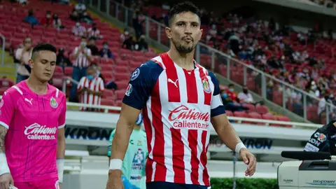 Chivas: Jesús Molina omitió saludar de mano a Michel Leaño previo a la práctica