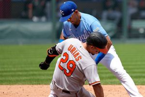 Ramón Urías: Conectó dos imparables y produjo dos carreras en victoria de Orioles sobre Royals