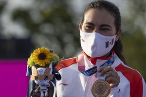 Alejandra Valencia recibió homenaje en Sonora