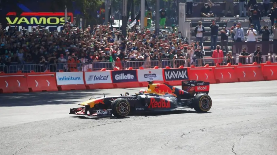 Red Bull Show Run CDMX: Más de 100 mil personas llenan Reforma para ver a Checo Pérez