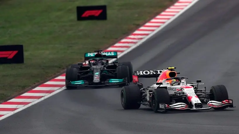 Helmut Marko: 'Hamilton quería empujar a Checo Pérez a pit-lane'