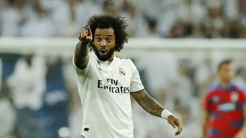 Marcelo demostró su puntería con el balón poniendo en riesgo las ventanas de su casa