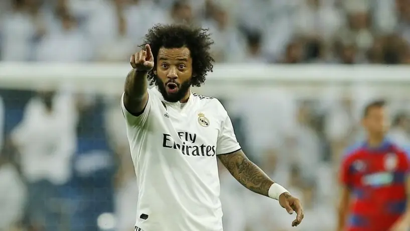 Marcelo demostró su puntería con el balón poniendo en riesgo las ventanas de su casa
