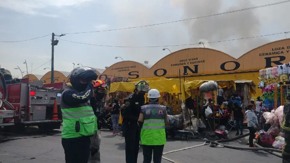 Mercado de Sonora sufre incendio y cientos de personas son evacuadas