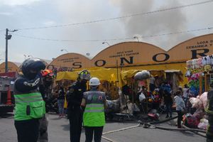 Mercado de Sonora sufre incendio y cientos de personas son evacuadas