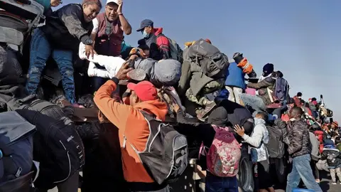 Mueren 49 migrantes por accidente de tráiler en Tuxtla Gutiérrez, Chiapas