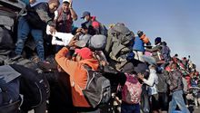 Mueren 49 migrantes por accidente de tráiler en Tuxtla Gutiérrez, Chiapas