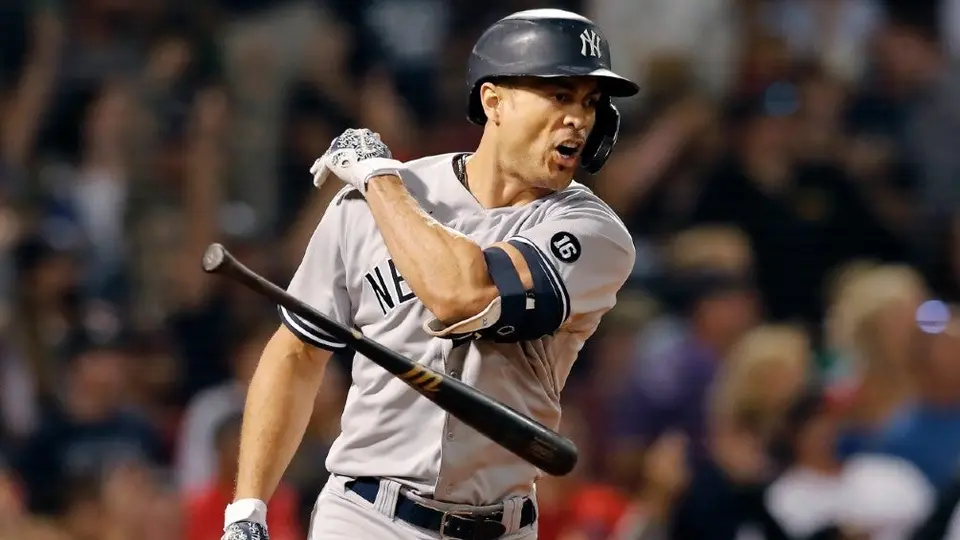 Yankees repite dosis a Red Sox en Fenway Park y los iguala en lucha por comodín