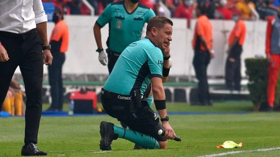 Atlas vs Tigres: Árbitro asistente se lesionó en los primeros minutos del encuentro