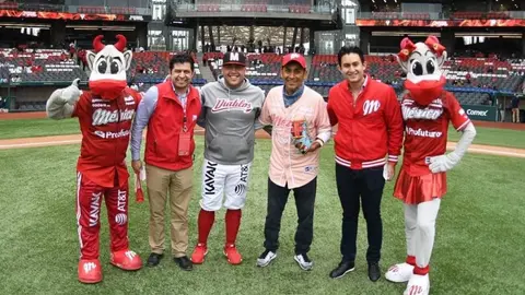 Jorge Campos lanzó la primera bola en el Diablos Rojos vs Tigres