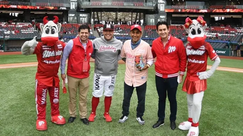 Jorge Campos lanzó la primera bola en el Diablos Rojos vs Tigres