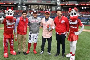 Jorge Campos lanzó la primera bola en el Diablos Rojos vs Tigres