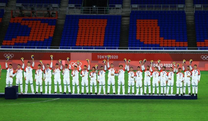 Selección Mexicana de futbol recibiendo su medalla de bronce en Tokio 2020