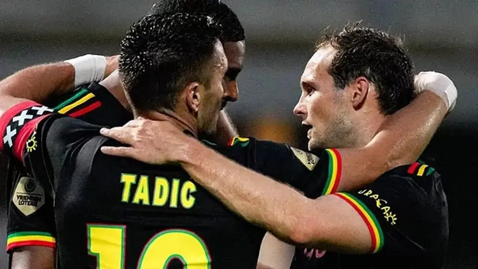 Edson Álvarez: Ajax mantuvo el invicto tras doblegar al Zwolle y no se despega del PSV