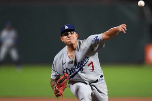Julio Urías, homenajeado por el Consejo Mundial de Lucha Libre en la Arena de México