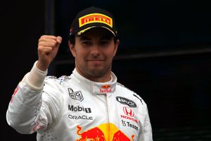 Checo Pérez: Prensa internacional destacó al mexicano por 'soportar' a Hamilton