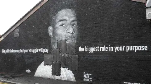 Rashford: Mural del jugador fue vandalizado con frases racistas tras fallar penal en la Euro