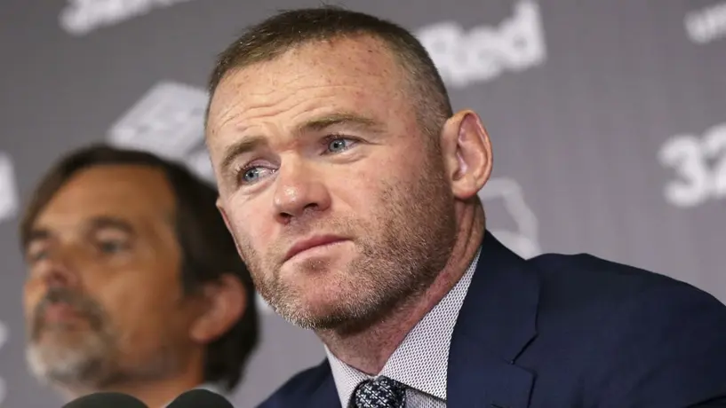 Wayne Rooney denunció a mujeres que lo fotografiaron dormido tras 'ardiente' fiesta