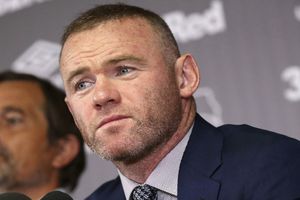 Wayne Rooney denunció a mujeres que lo fotografiaron dormido tras 'ardiente' fiesta