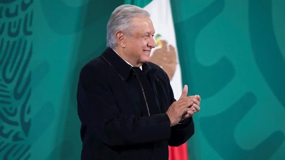 AMLO felicitó a Checo Pérez y al Canelo Álvarez por hacer historia