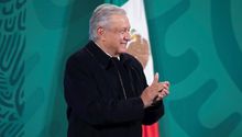 AMLO felicitó a Checo Pérez y al Canelo Álvarez por hacer historia