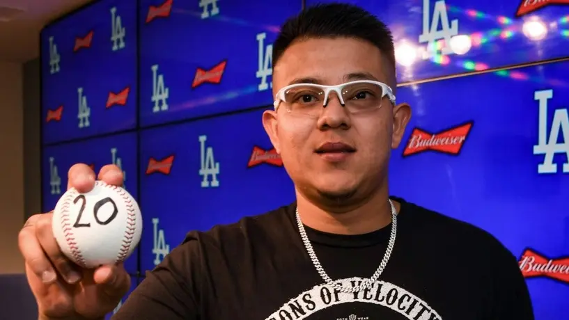 Canelo Álvarez felicitó a Julio Urías por llegar a las 20 victorias en una temporada de la MLB