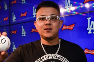 Canelo Álvarez felicitó a Julio Urías por llegar a las 20 victorias en una temporada de la MLB