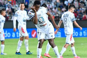 Pachuca: Óscar Murillo se graduó del Bachillerato