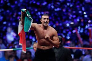 Alberto El Patrón promete asesoría legal y servicio médico digno a sus luchadores