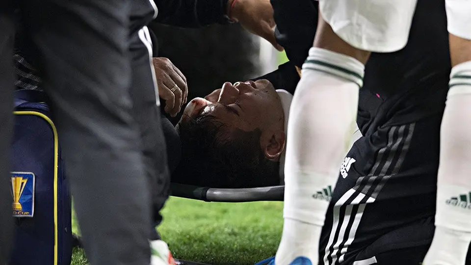 Chucky Lozano salió de cambio tras impactante choque con portero de Trinidad y Tobago
