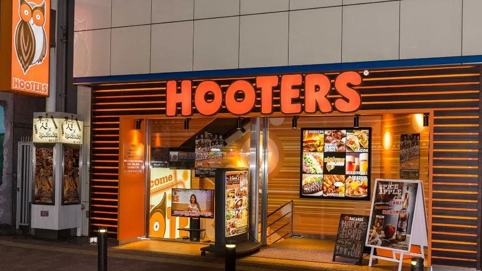 Empleadas de Hooters en EE.UU. critican nuevo uniforme: 'Parece ropa interior'