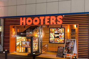 Empleadas de Hooters en EE.UU. critican nuevo uniforme: 'Parece ropa interior'