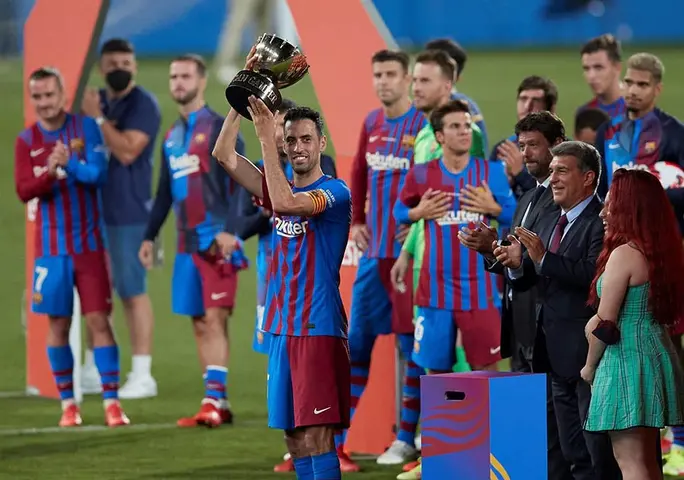 Sergio Busquets levanta el Joan Gamper como capitán blaugrana