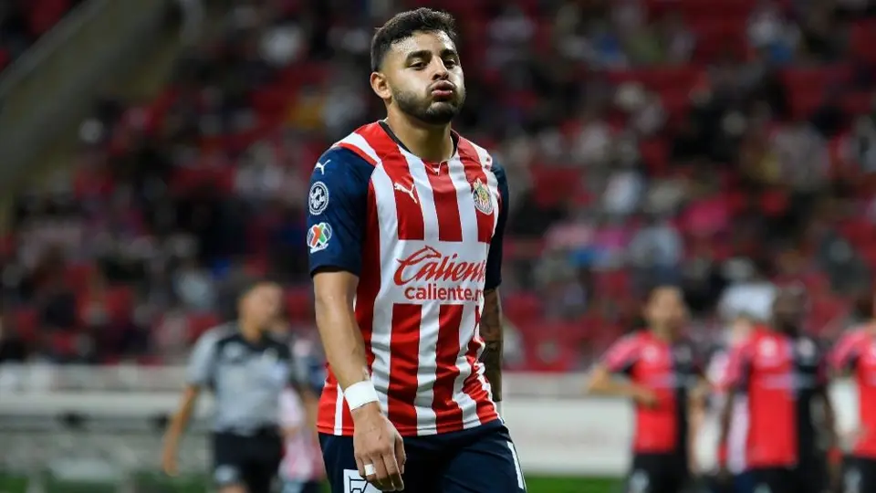 Chivas: Alexis Vega se resintió de lesión de tobillo y no terminó entrenamiento
