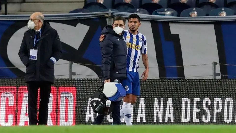 Tecatito Corona: Podría perderse el resto de la temporada y en duda para Selección