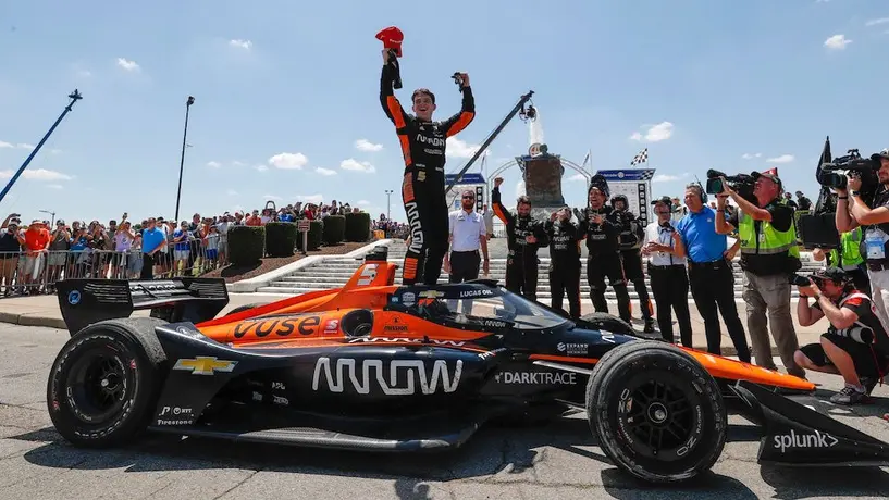 Patricio O’Ward, felicitado por Checo Pérez tras victoria en Detroit