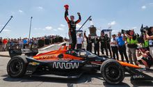 Patricio O’Ward, felicitado por Checo Pérez tras victoria en Detroit