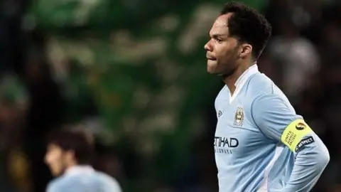 Exjugador del City criticó a árbitro que pidió autógrafo a Haaland: 'No puedes hacer eso'