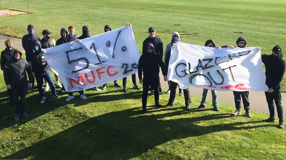 Manchester United: Fans protestaron contra los dueños en las instalaciones del club