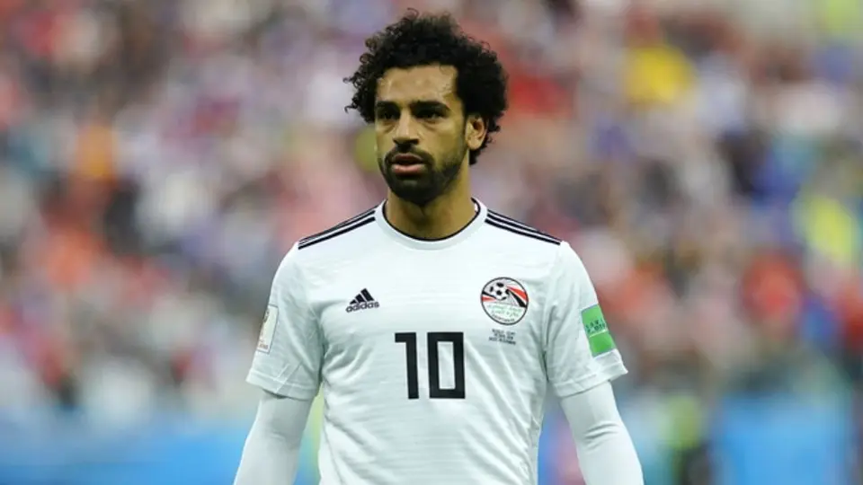 Salah: Aficionados angoleños invadieron el campo para tomarse foto con Mohamed