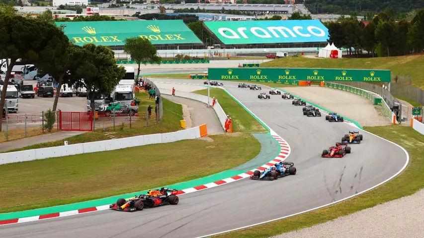 Monoplazas corren en el Circuito de Barcelona-Cataluña | @F1