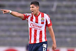 Chivas: Ángel Zaldívar convivió e hizo una donación a cuerpo de bomberos en Jalisco