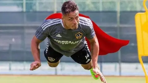 Chicharito Hernández: Se burló de sí mismo con divertidas ediciones en Instagram