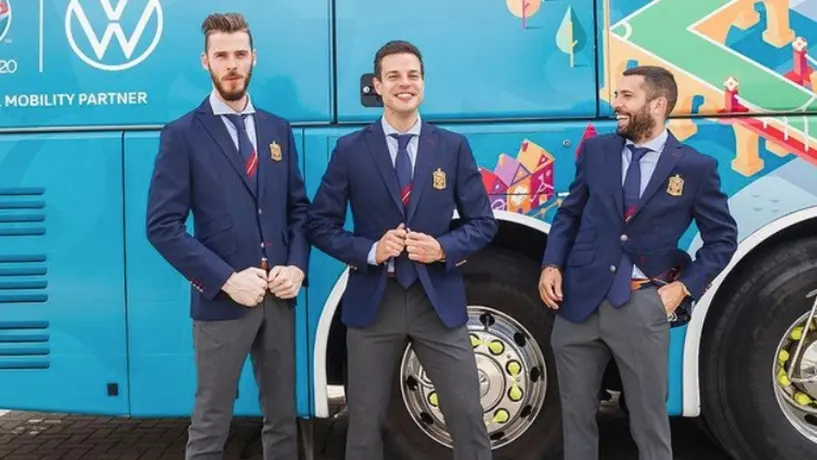 Jugadores de la Selección de España, trolleados en redes por sus trajes